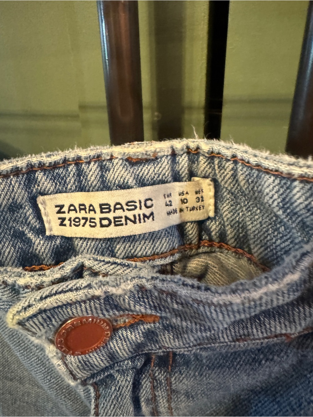 Light Wash Embroidered Women’s Jeans - Floral Side Detail Zara cropped - Picture 3 of 4